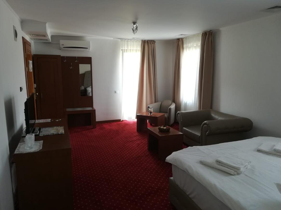 Hotel Dennis Mediaş Zewnętrze zdjęcie